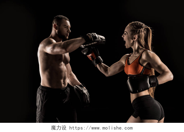 黑色背景上的拳击运动员年轻夫妇的拳击手 